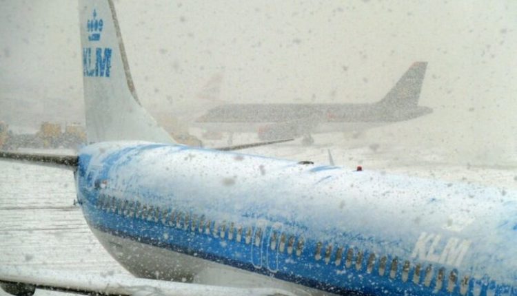Aeroporti në Amsterdam ka anuluar mbi njëqind fluturime për shkak të borës