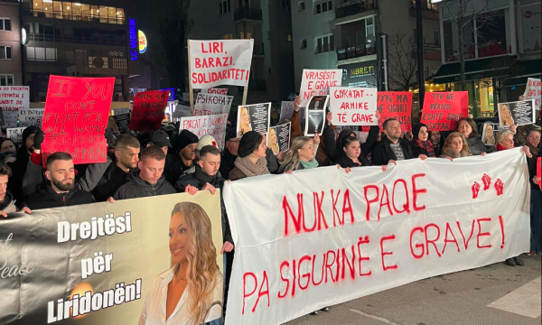 Nis protesta në Prishtinë, marrin pjesë edhe familjarët e Liridona Ademajt (VIDEO)