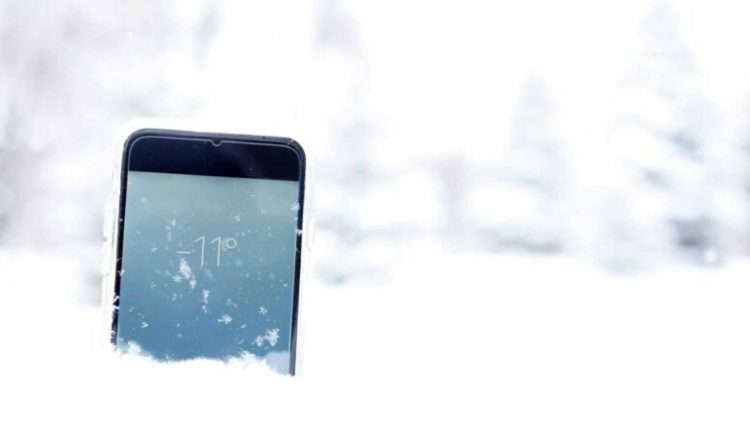 A e dini pse celularët tuaj e urrejnë dimrin?