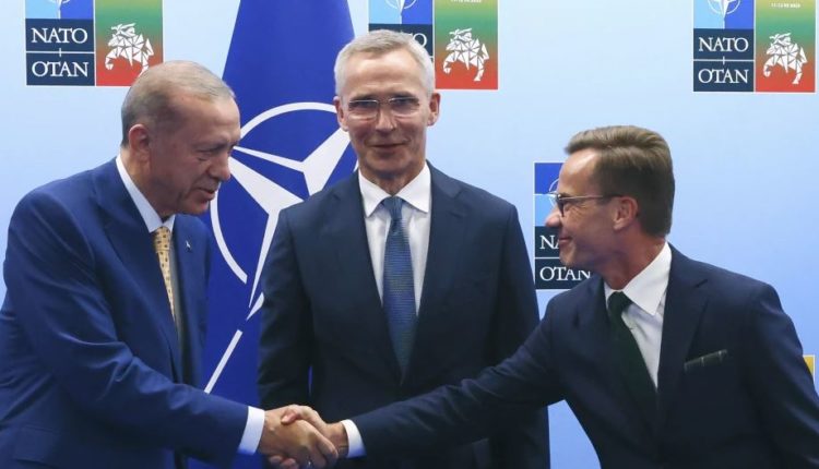 Turqia jep dritën jeshile, Suedia drejt anëtarësimit në NATO