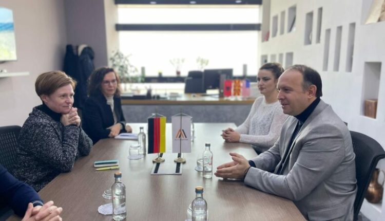 Gashi takon ambasadoren e Gjermanisë Petra Drexler, flasin për zhvillimet aktuale në vend