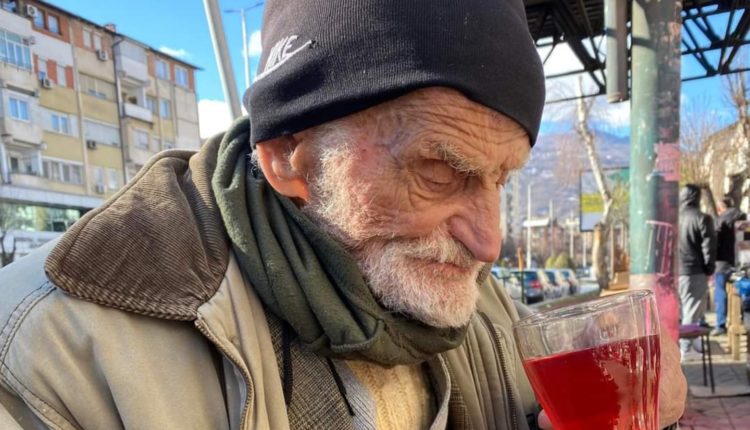 Plaku 111 vjeçar nga Sllatina e Tetovës bëhet me pension