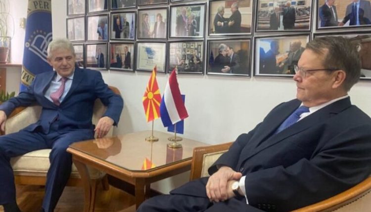 Ambasadori holandez takohet me kryetarin e BDI-së, Ali Ahmeti