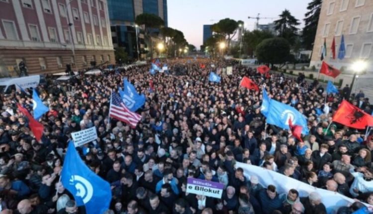 Tiranë: Përleshje me policinë në protestën e opozitës para Kryeministrisë