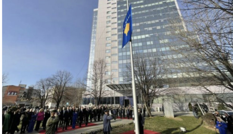 Bëhet ngritja solemne e flamurit në 16-vjetorin e Pavarësisë së Kosovës