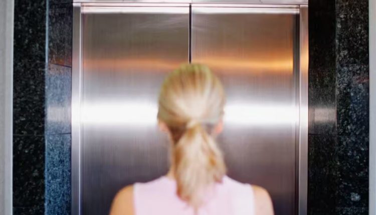 I dyshuari i shkon pas viktimës femër në lift, e prek në pjesë intime