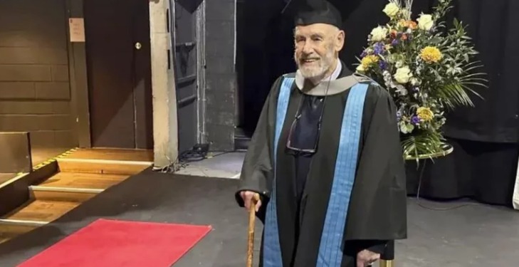 Shkak u bë gruaja e tij e ndjerë, burri merr diplomën në moshën 95-vjeçare