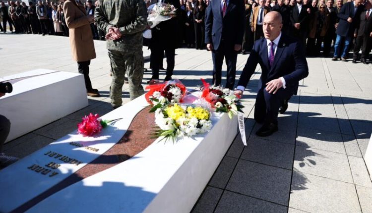 Haradinaj homazhe në Prekaz: Liria e shtetit tonë i ka rrënjët këtu
