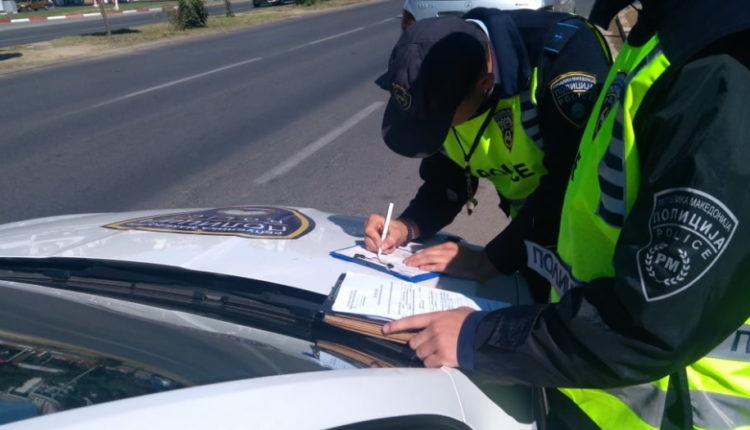 Policia në Tetovë sanksionon dy drejtuesit e automjeteve, nuk posedonin dokumentet e nevojshme për transport publik të udhëtarëve