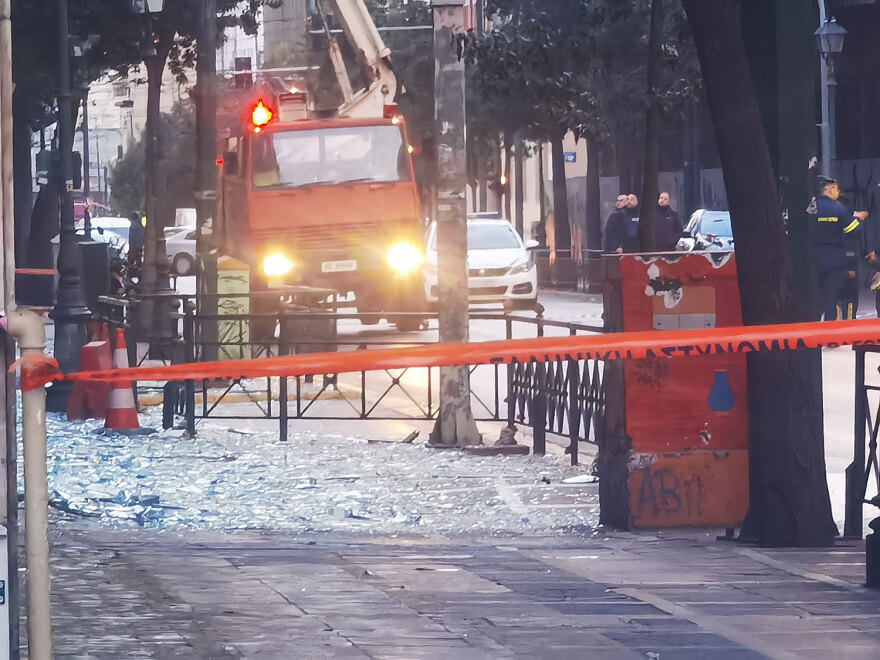 Shpërthim me bombë pranë ministrisë së Punës në Athinë, raportohet për dëme materiale. Dy telefonatat paralajmëruese