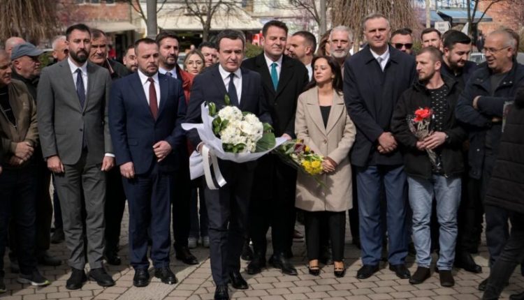 Kurti kujton masakrën në Tregun e Gjelbër në Mitrovicë ku mbetën të vrarë 7 civilë dhe 128 të plagosur nga ushtria kriminale serbe