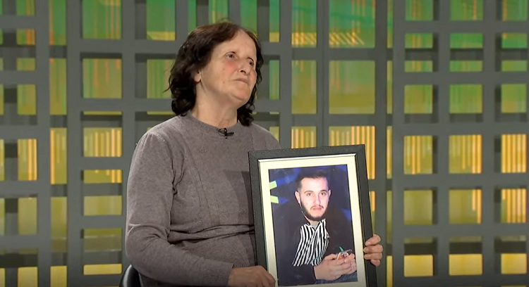 Mes lotëve, nëna kërkon drejtësi për djalin e saj, Jeton Temaj (VIDEO)