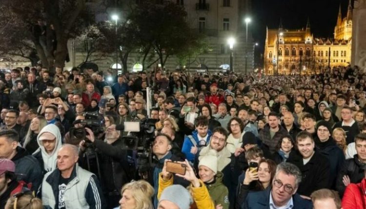 Mijëra qytetarë protestojnë kundër kryeministrit Orban
