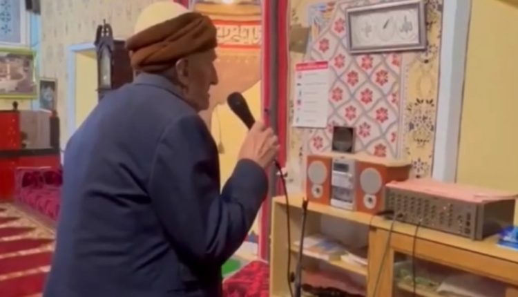 86 vjeçari që këndon ezanin në xhaminë e fshatit (VIDEO)