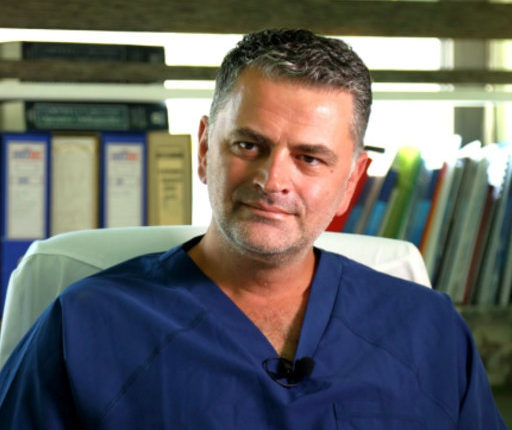 Ilir Hasani nga fitorja e Frontit në sallë për t’ju shërbyer pacientëve(Foto)