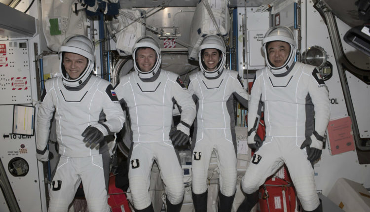 Katër astronautë nga katër vende kthehen në Tokë pas gjashtë muajsh në orbitë