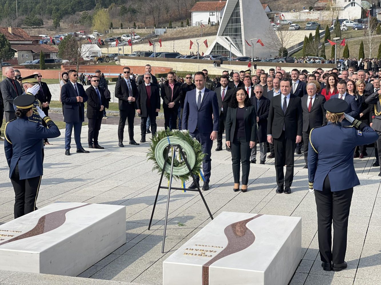 Epopeja e UÇK-së, liderët shtetëror kujtojnë sakrificën e familjes Jashari