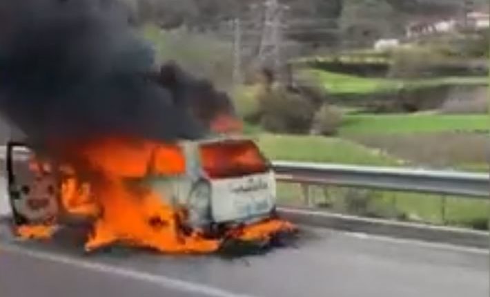 Përfshihet nga flakët një makinë në autostradën Tiranë-Elbasan