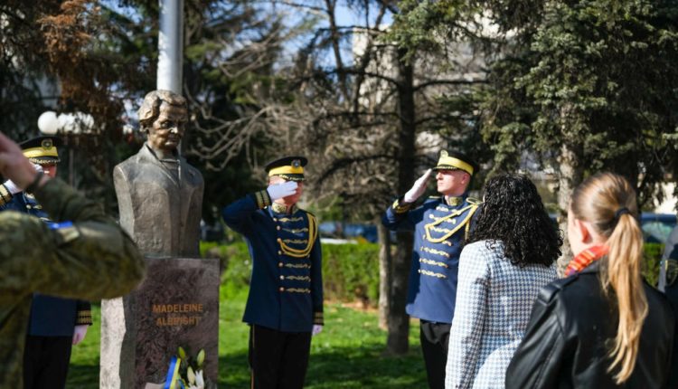 Osmani bën homazhe te busti i Albrightit: Do ta kujtojmë gjithmonë kontributin për lirinë e demokracinë tonë