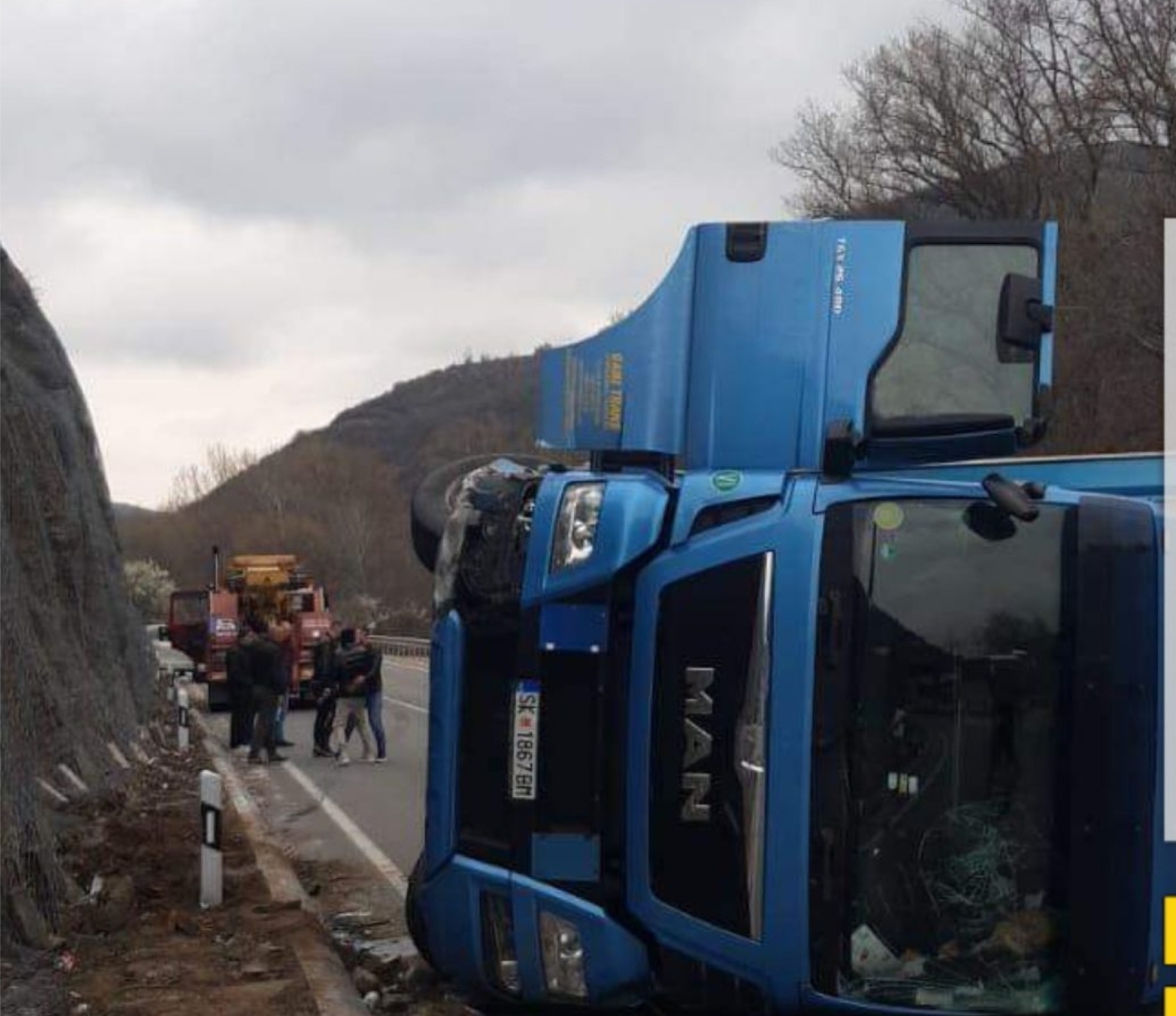 Rrokulliset një kamion në rrugën Shkup – Bllacë, bllokohet rruga