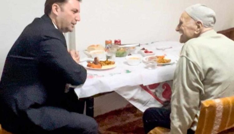 Emocionuese/ Ministri Osmani sonte bëri iftar me fqiun e tij 105 vjeç (VIDEO)