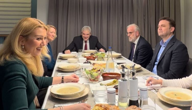 Ali Ahmeti dhe Kryeministri Xhaferi për Iftar në shtëpinë e kandidatit për President Bujar Osmani (VIDEO)