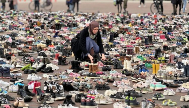14,000 këpucë fëmijësh ekspozohen në Holandë në kujtim të të vrarëve në Gaza