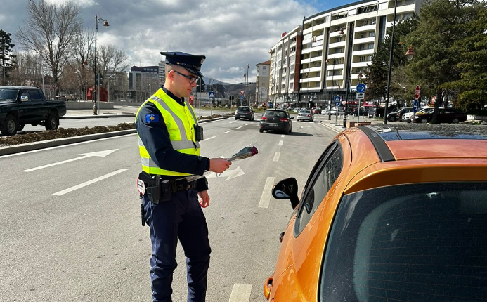 Policia në Gjakovë shpërndan lule në Ditën e Gruas
