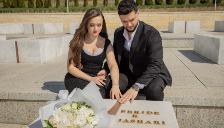 Fejohet vajza e Bekim Jasharit, Feridja fotosesionin e bën tek varrezat në Prekaz