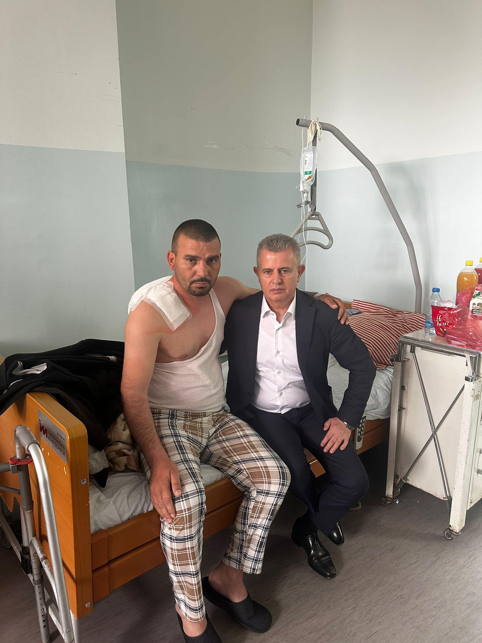 Zv/ministri Bushi viziton njërin nga të plagosurit në Haraçinë: “Vizitë bashkëluftëtarit Eshtrefit!”
