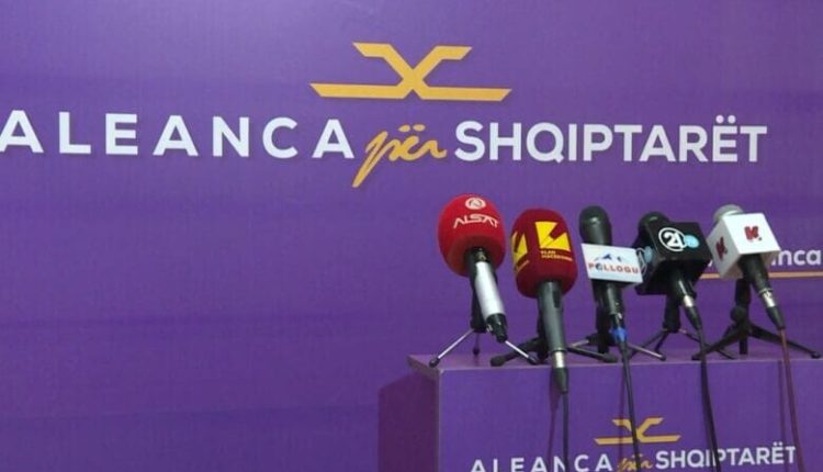 Opozita shqiptare hoqi dorë nga anëtarësimi në BE, vetëm t’i pëlqejë Mickoskit