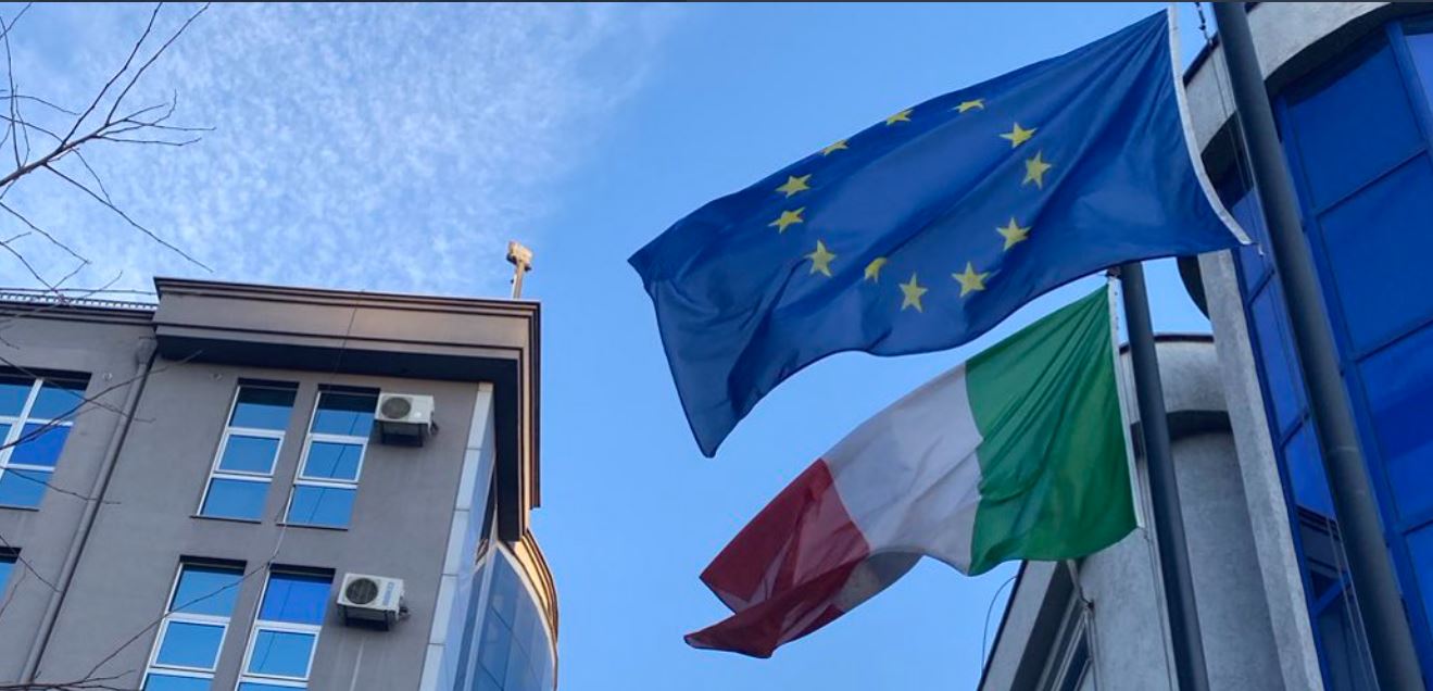 Ambasada e Italisë në Kosovë uron shqip: “Me fat Bajrami” Ambasada e Italisë në Kosovë uron shqip: “Me fat Bajrami”