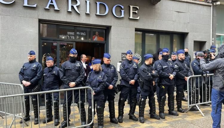 Tensione në Bruksel, policia mbyll takimin e të djathtës ekstreme të Orban e Farage