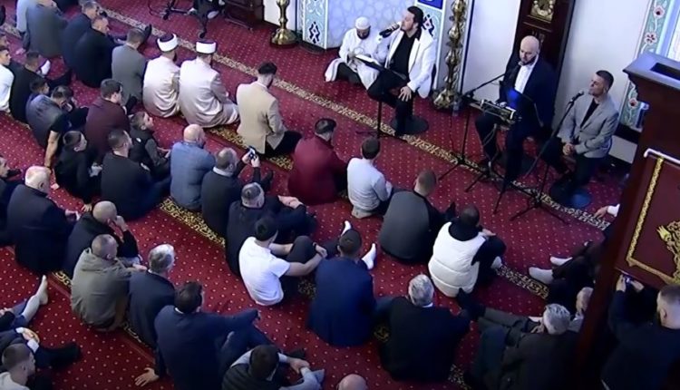 Falja e Namazit të Fitër Bajramit në Xhaminë “Haxhi Ibrahim Devolli” në Pejë (VIDEO)