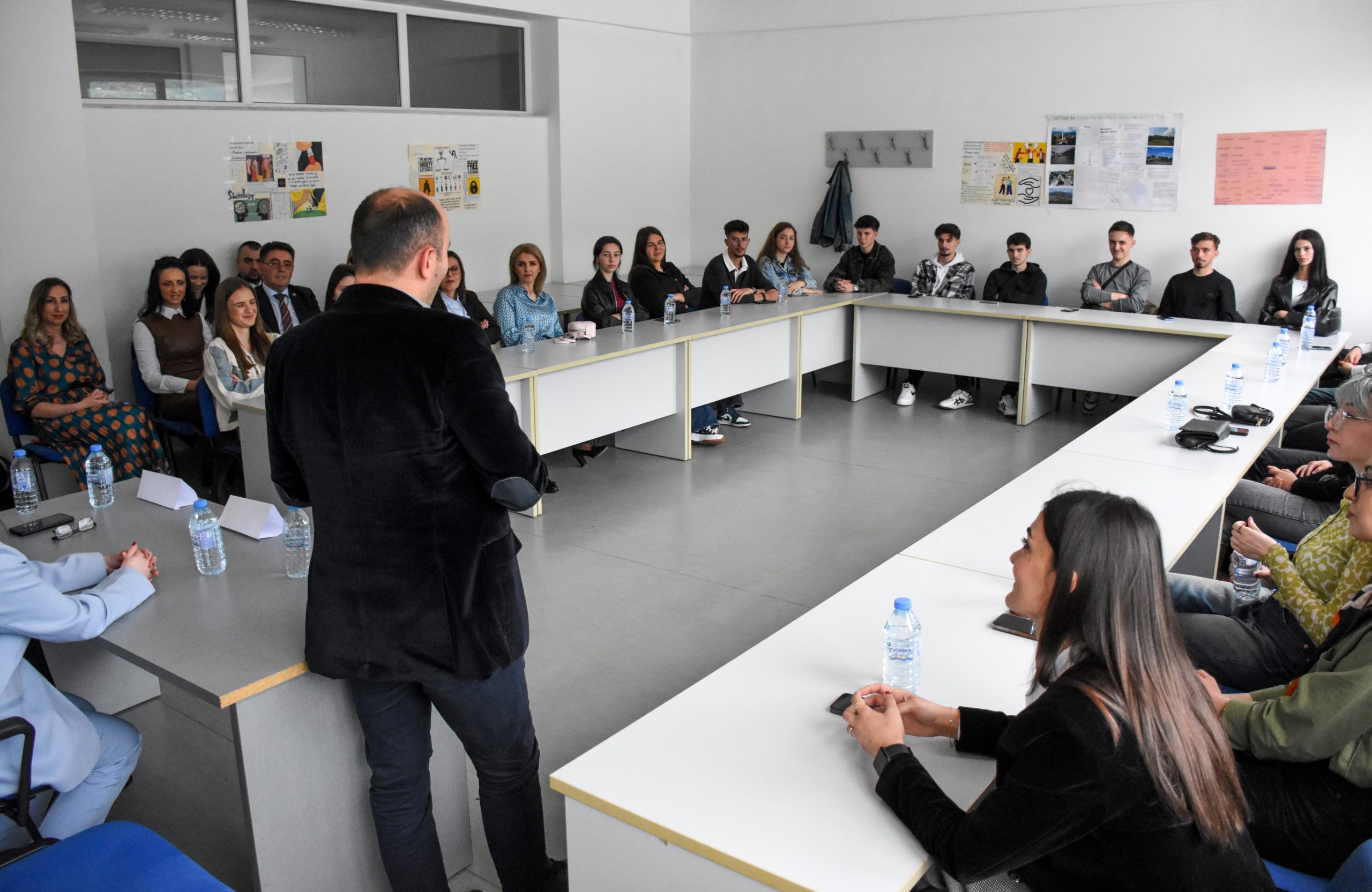 Fakulteti Filozofik i UT së me maturantët e qytetit diskutoi për rolin e sociologut dhe punonjësit social në shkolla dhe institucione tjera si profesion i së ardhmes