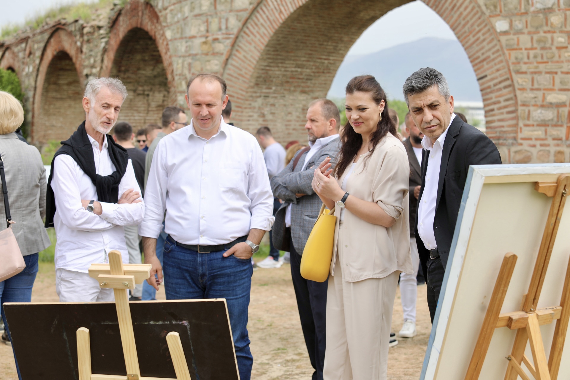 Izet Mexhiti takoi artistët në Akuaduktin e Shkupit