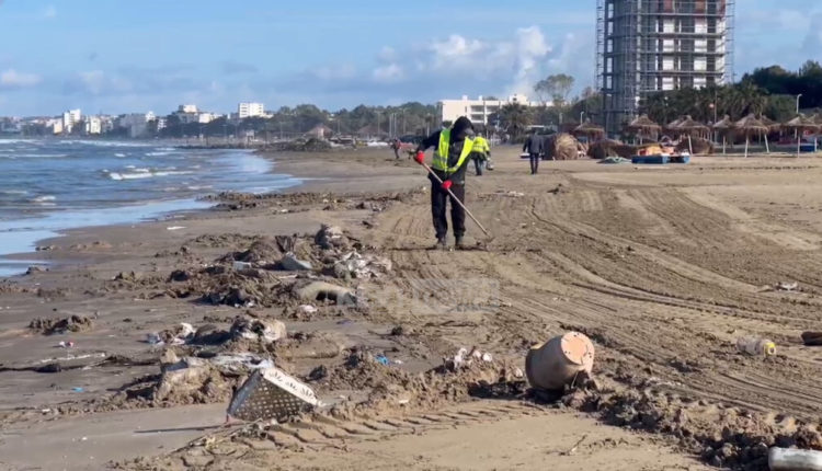 Era “sjell” mbeturinat në breg të detit në Durrës