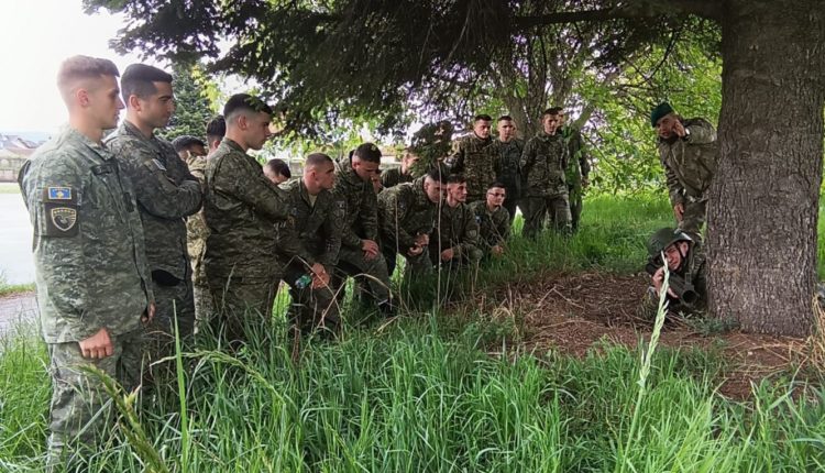 Instruktorë nga Turqia mbajnë trajnime me ushtarakët e Komandës së Forcave Tokësore të FSK-së