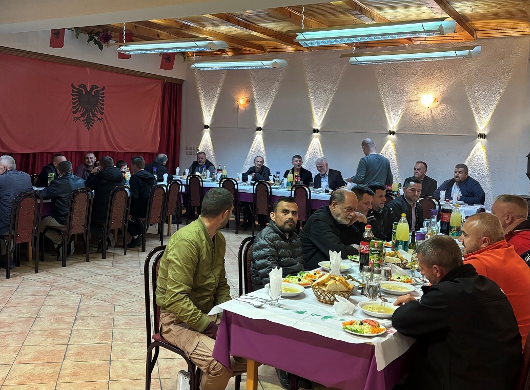 Menduh Thaçi organizoi iftar për strukturat e PDSH në malësinë e Tetovës Menduh Thaçi organizoi iftar për strukturat e PDSH në malësinë e Tetovës