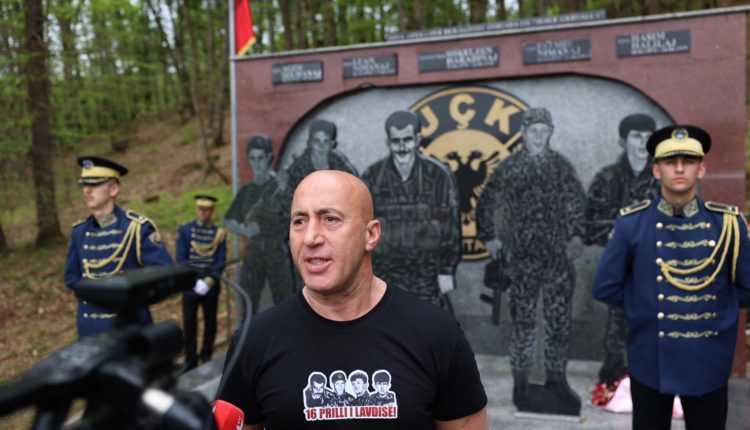 Haradinaj në përvjetorin e vëllait Shkëlzenit dhe bashkëluftëtarëve: Jetën ia falën lirisë