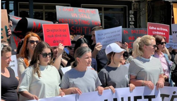 Marsh protestues në Ferizaj pas vrasjes së 21-vjeçares, merr pjesë edhe vëllai i saj i plagosur