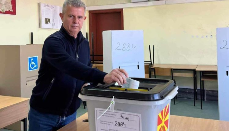 Nazim Bushi votoi, bën thirrje të votojnë shqiptarët për Bujar Osmanin