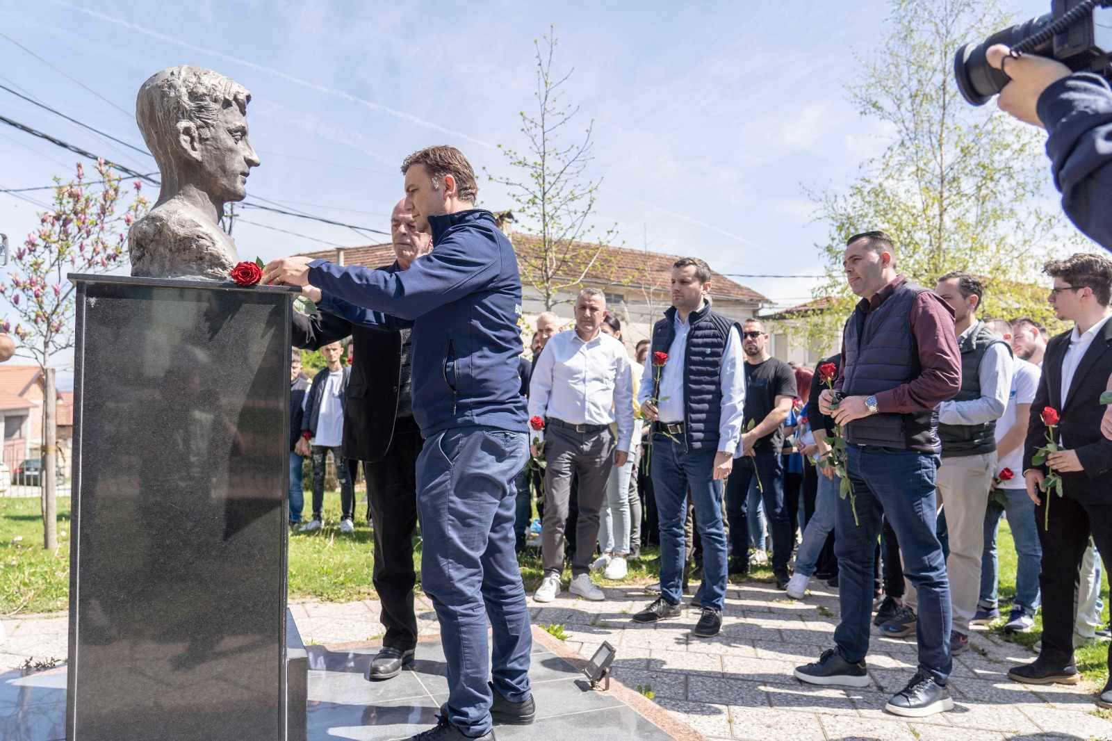 OSMANI: Bashkë me babë Qerimin te busti i heroit Mujdin Aliut