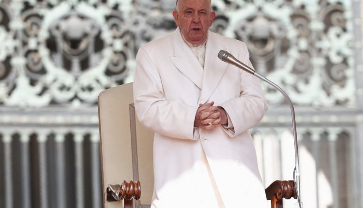 Papa Françesku bën thirrje për paqe në Ukrainë