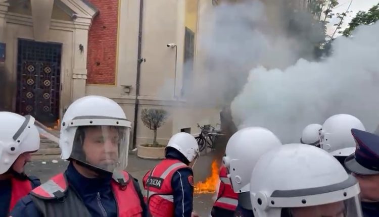 Britania e Madhe reagon për protestën para Bashkisë Tiranë: “Molotovi s’ka vend në demokraci”