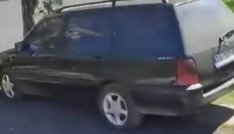 Sveçla publikon pamjet veturës në Leposaviq që iu vendos eksploziv, akuzon Serbinë për terrorizëm (VIDEO)