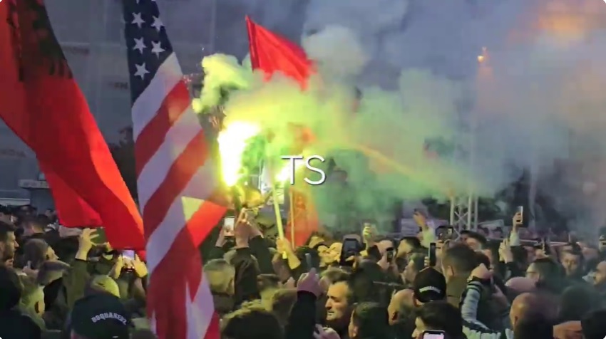Shikoni si vjen Artan Grubi n’Shesh! Tubimi masovik nga Fronti Evropian në Shkup (VIDEO) Shikoni si vjen Artan Grubi n’Shesh! Tubimi masovik nga Fronti Evropian në Shkup (VIDEO)
