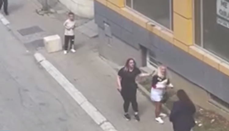 Pamje: Një grua e gjuan me shuplaka një kalimtare në Prishtinë – ja si reagon policia