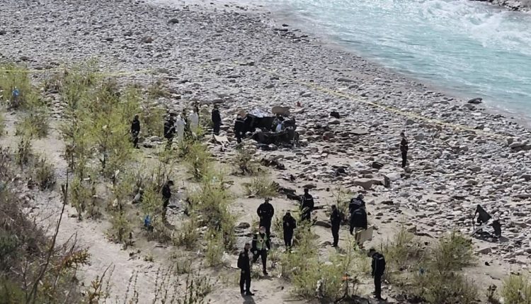 PAMJE TË RËNDA/ Momenti i nxjerrjes së kufomave të emigrantëve dhe shoferit shqiptar nga makina e shkatërruar buzë lumit Vjosa