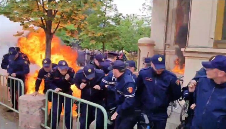 Protestuesit hedhin molotovë në derën e bashkisë së Tiranës